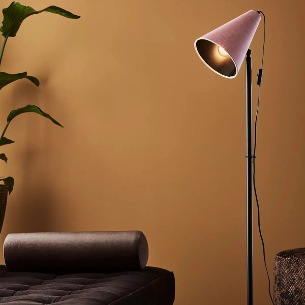 Podłogowa lampa metalowa CILLA 107928 Markslojd stożkowy klosz różowy czarna