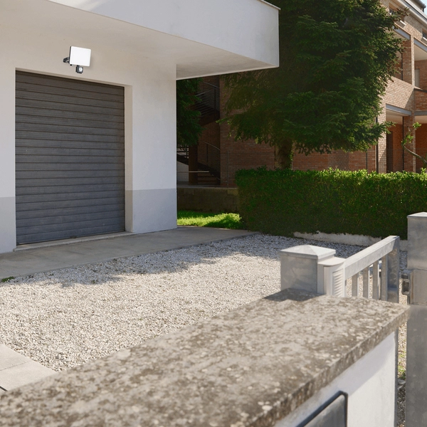 Elewacyjny naświetlacz EKN9018 LED 20W do ogrodu czarny