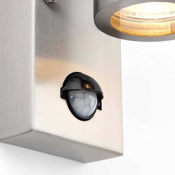 Podłużna lampa ścienna do ogrodu Palin PIR 75430 tubka IP44 srebrna