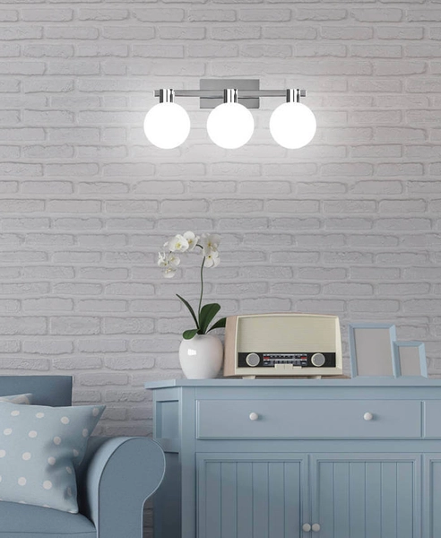 Salonowa lampa ścienna Maldus szklane kule chrom białe