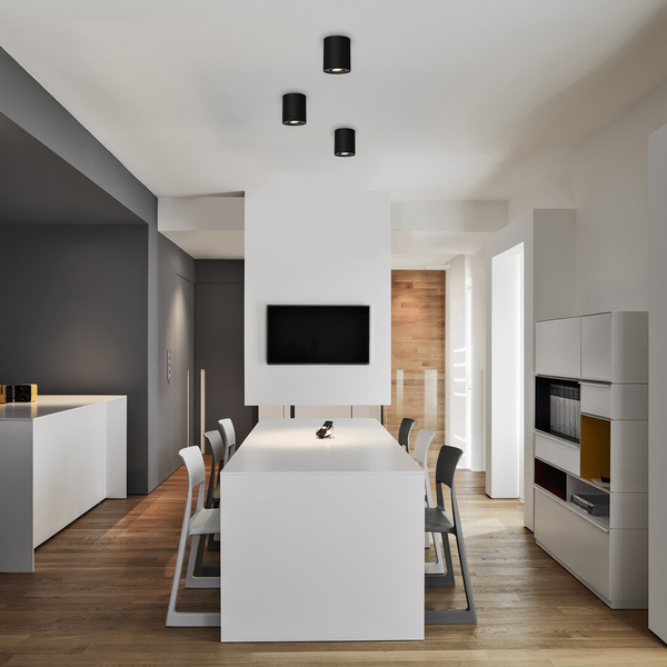 Minimalistyczny downlight natynkowy Kobald 2047 czarny spot nad blat