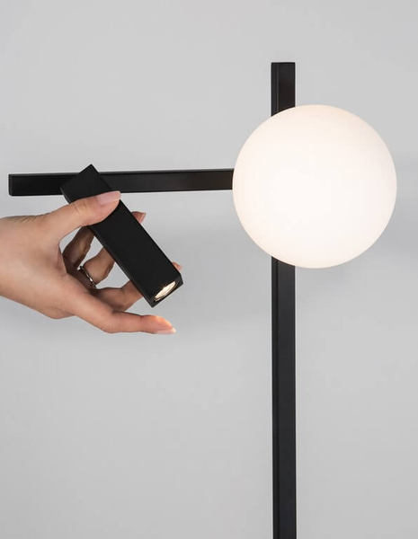 Regulowana lampa podłogowa Ubeda LED 9W 3200K do salonu czarna biała