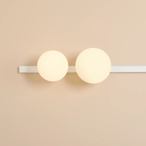 Kulista lampa ścienna GARDA 1099D podwójna do sypialni biała