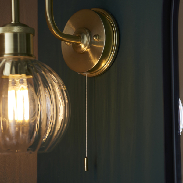 Lampa ścienna szklana kula L&-195507 Light& do czytania IP44 mosiądz