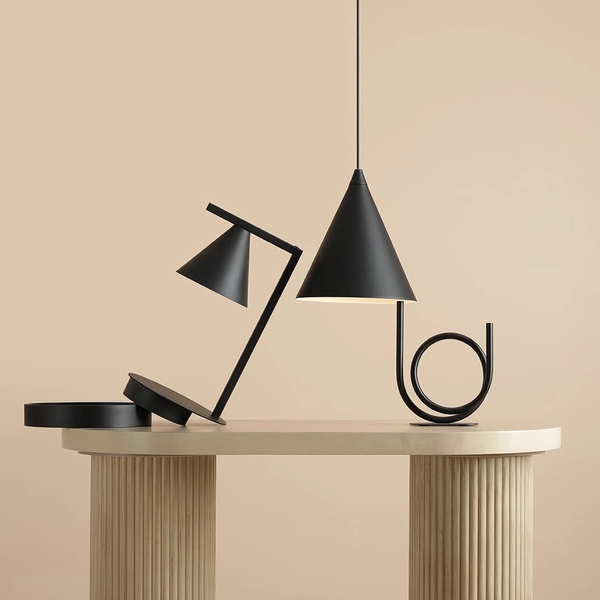 Biurkowa lampa z kloszem stożkowym Form 1108B1 Aldex metalowa czarna