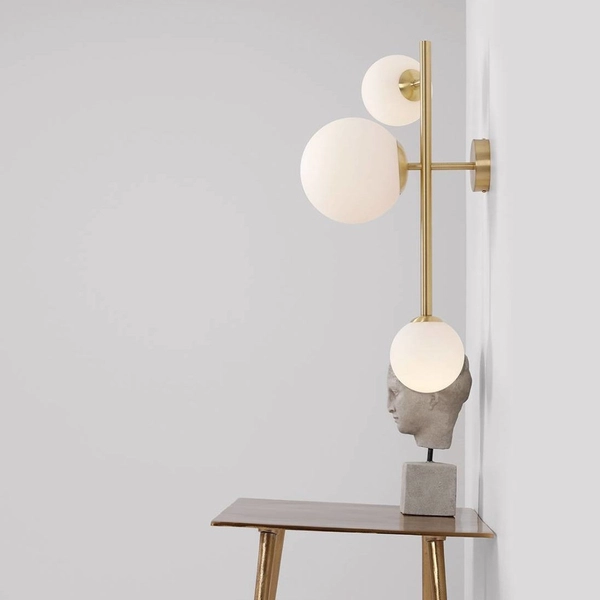 Modernistyczny kinkiet DIONE 1092Y40 Aldex szklane kule do sypialni mosiądz