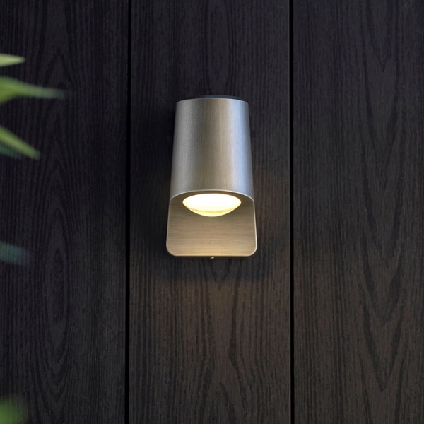 Zewnętrzny kinkiet L&-195536 LED 8W 2700K IP44 srebrny przezroczysty