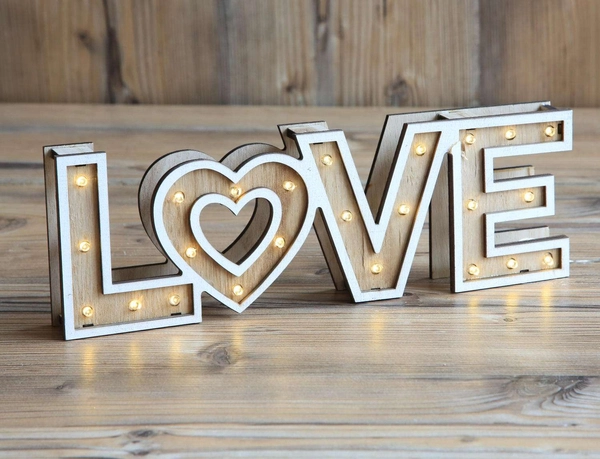 Stojąca lampa dekoracyjna Love LED 1,44W do salonu drewniana