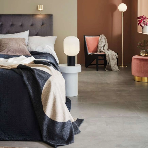 Stojąca LAMPA podłogowa MINNA 106867 Markslojd szklana OPRAWA do salonu kula ball mosiądz biała