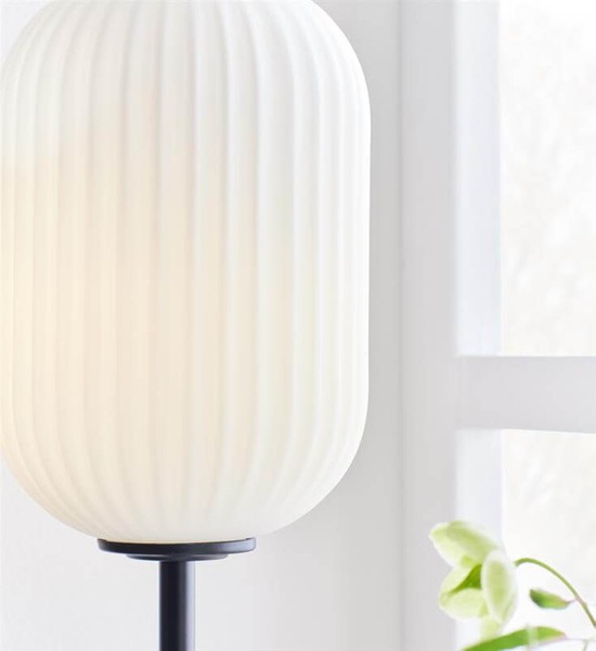 Stołowa lampa szklana Cava do salonu plis czarna biała