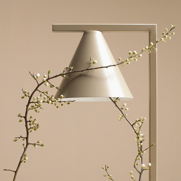 Lampa stojąca do biura Form 1108A17 Aldex stożkowy klosz metalowy beżowa