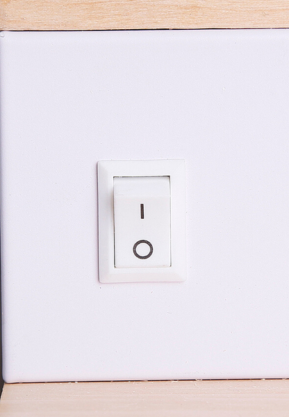 Salonowa lampa ścienna Anet z półką USB LED 4W 4000k biała drewno