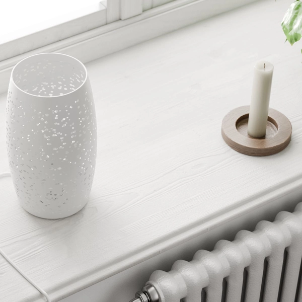 Metalowa lampa sypialniana Colby biała na komodę stojąca