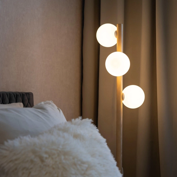 Lampa podłogowa do sypialni 5809 kule bubble drewniana biała