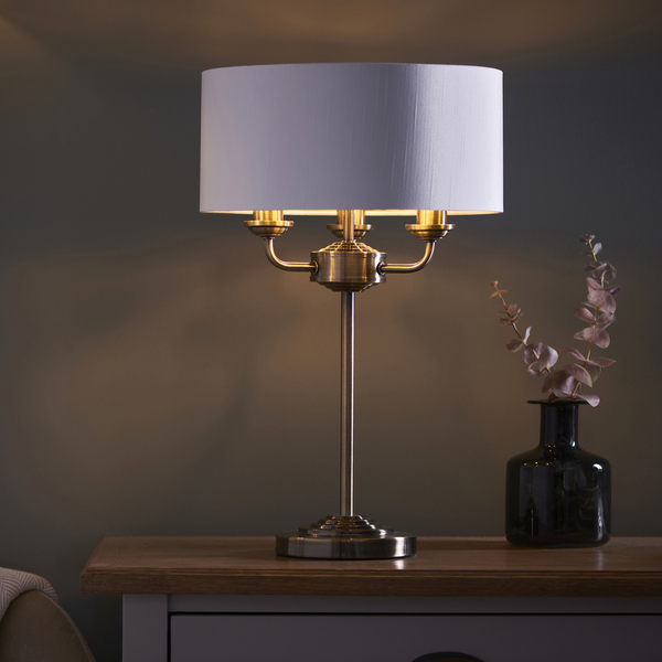Stołowa lampa vintage Highclere 98932 Endon do sypialni biała mosiądz