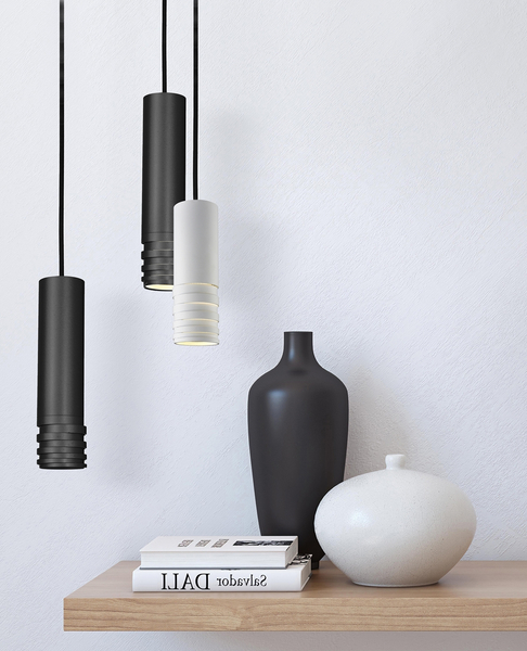Loftowa lampa wisząca Locus nad kuchenną wyspę biała