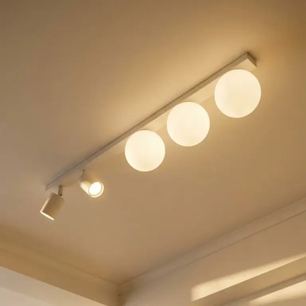 Sufitowa okrągła lampa biała ANDI ze szkła minimalistyczna tubki z regulacją do salonu K-5496
