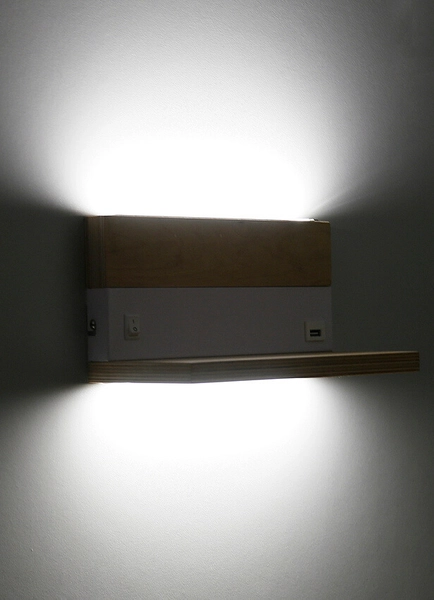 Salonowa lampa ścienna Anet z półką USB LED 4W 4000k biała drewno