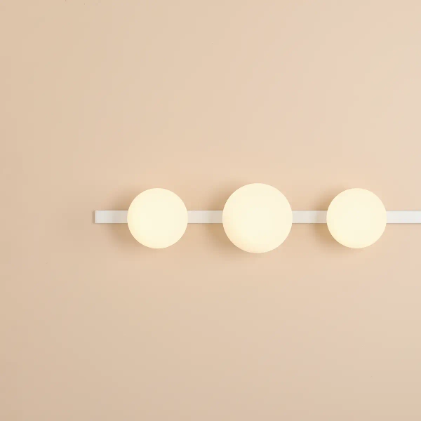 Potrójna lampa ścienna GARDA 1099Y kulista do salonu biała