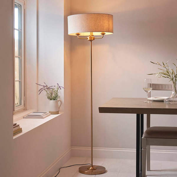 Stojąca lampa tkaninowa Highclere 110724 z abażurem beżowa mosiądz
