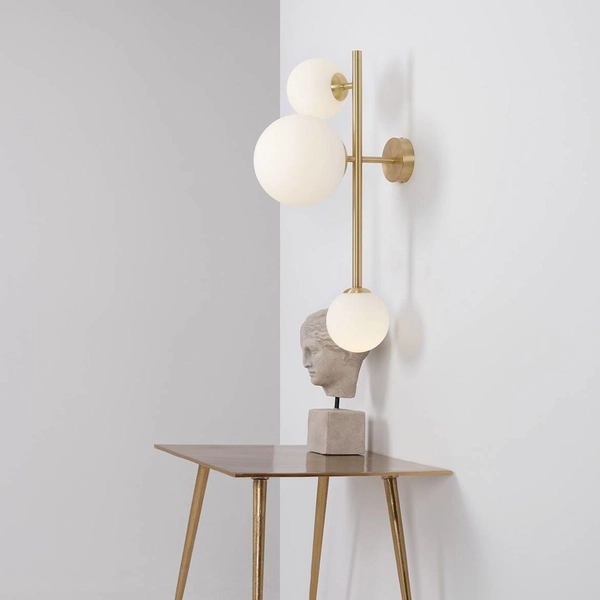 Modernistyczny kinkiet DIONE 1092Y40 Aldex szklane kule do sypialni mosiądz