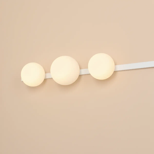 Potrójna lampa ścienna GARDA 1099Y kulista do salonu biała