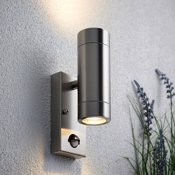 Podłużna lampa ścienna do ogrodu Palin PIR 75430 tubka IP44 srebrna