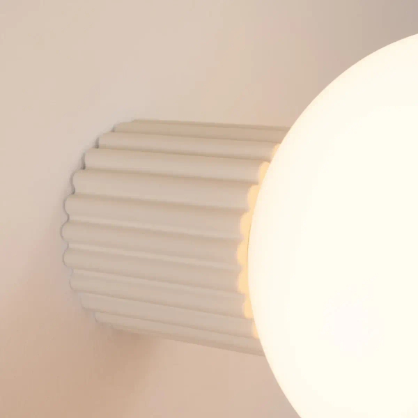 Kulista lampa ścienna HALO SL.1717 do łazienki IP44 beżowa biała