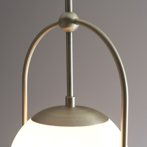 Zwisowa lampa art deco łuk L&-190844 Light& kula mosiądz