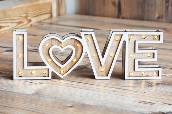 Stojąca lampa dekoracyjna Love LED 1,44W do salonu drewniana