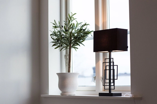 Gabinetowa lampa stojąca Paragon czarna z abażurem na stół