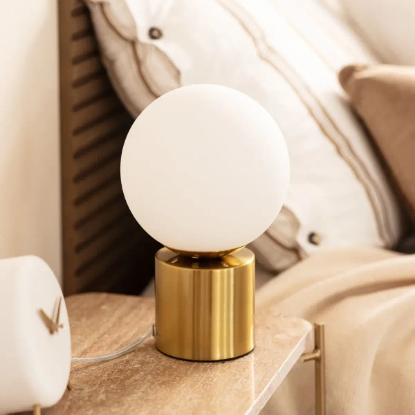 Nocna lampa szklana Milano ABR-LSG-E27 Abruzzo na szafkę kula złoty