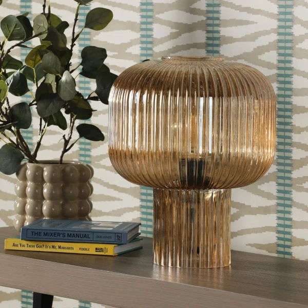 Żebrowana lampa stołowa Demarius DEM4206 szklana bursztynowa