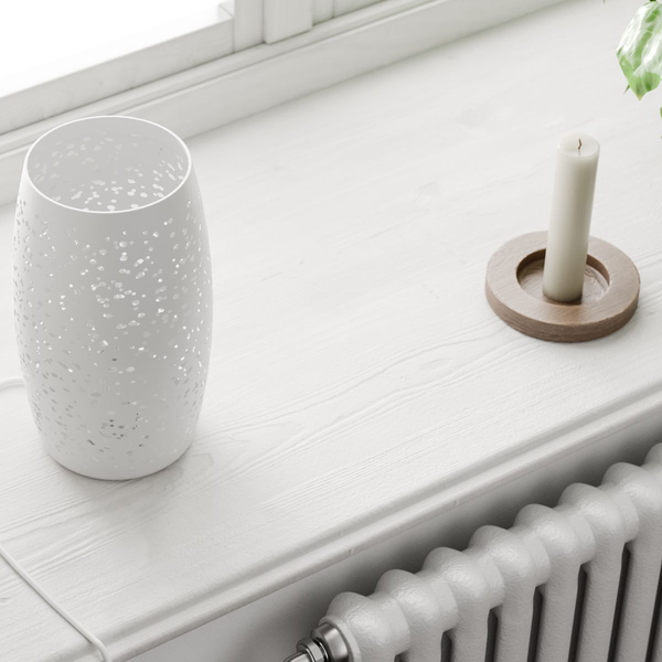 Metalowa lampa sypialniana Colby biała na komodę stojąca