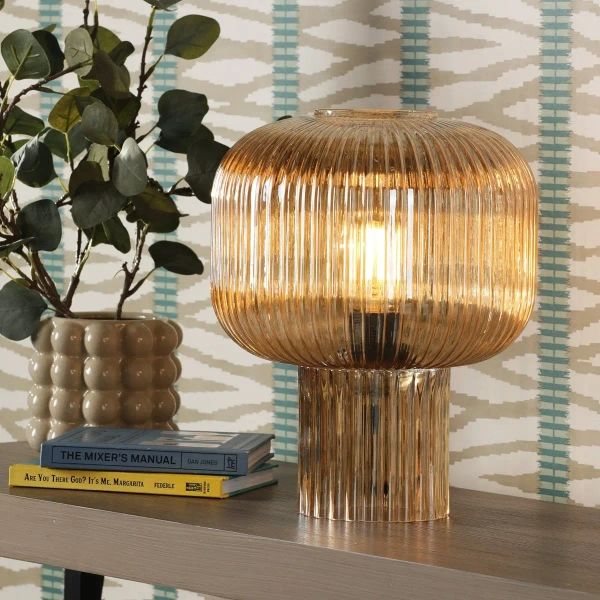 Żebrowana lampa stołowa Demarius DEM4206 szklana bursztynowa