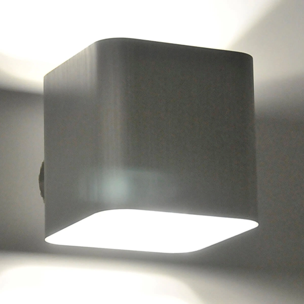 Srebrny kinkiet do sypialni Izar metalowa lampa cube