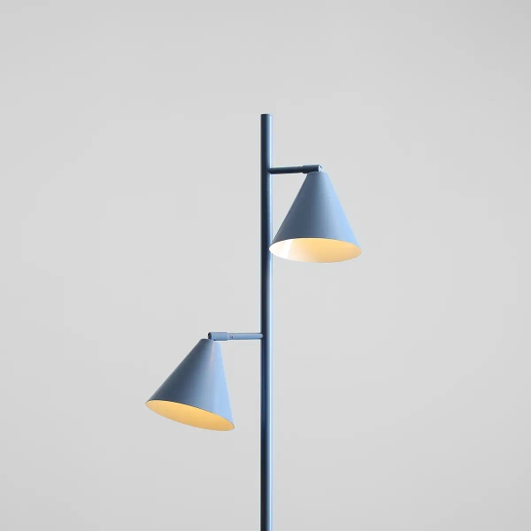 Stożkowa lampa podłogowa FORM 1108A16_2 do sypialni niebieska