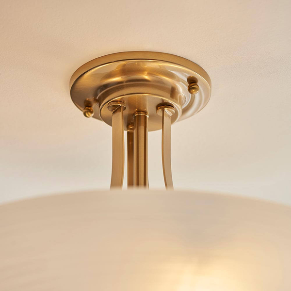 Sufitowa lampa półokrągła Welles 112438 szklana metalowa biała mosiądz