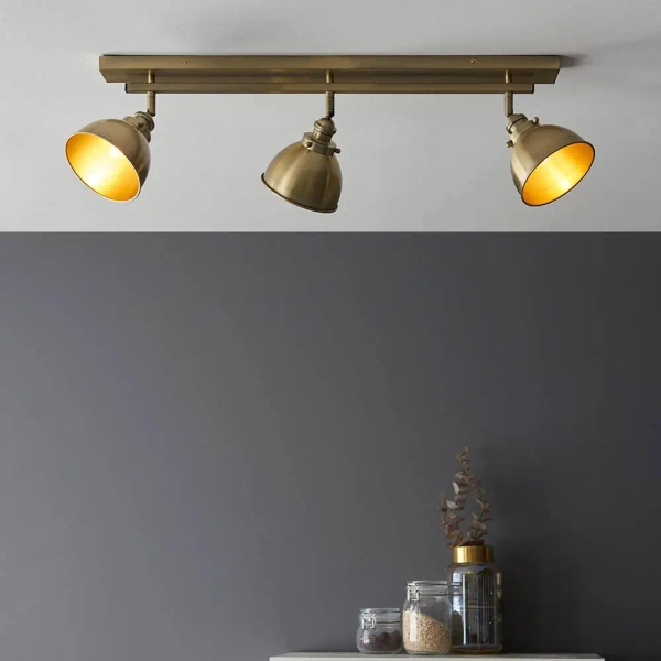 Potrójna lampa sufitowa Wyatt 96801 metalowa regulowana mosiądz