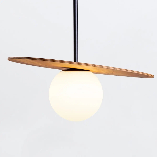 Wisząca lampa drewniana Orbit QN-ORBIT-P-M-TEAK kula brązowy biały
