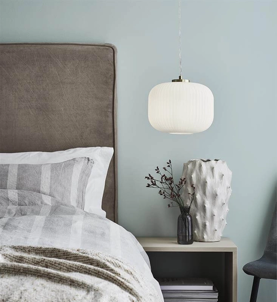 Szklana lampa wisząca Sober plisowana nad stół mosiądz biała