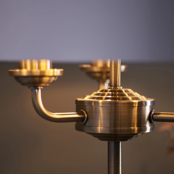 Stołowa lampa vintage Highclere 98932 Endon do sypialni biała mosiądz