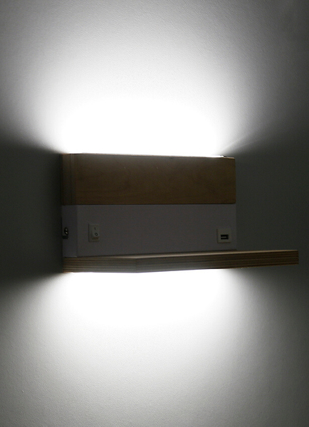 Salonowa lampa ścienna Anet z półką USB LED 4W 4000k biała drewno