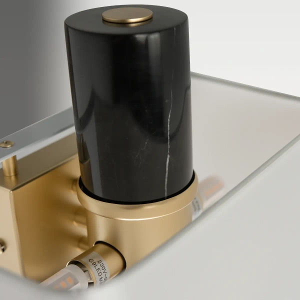 Marmurowa lampa ścienna Hadley W02586AU-WH do sypialni złota