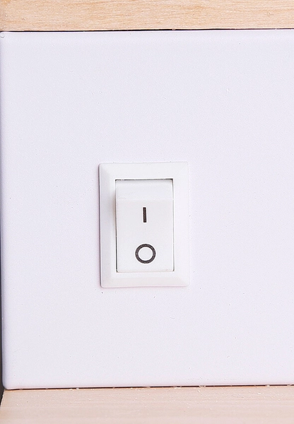 Salonowa lampa ścienna Anet z półką USB LED 4W biała drewno