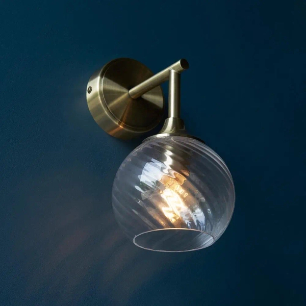 Naścienna szklana lampa Allegra 103173 ryflowana kula mosiądz