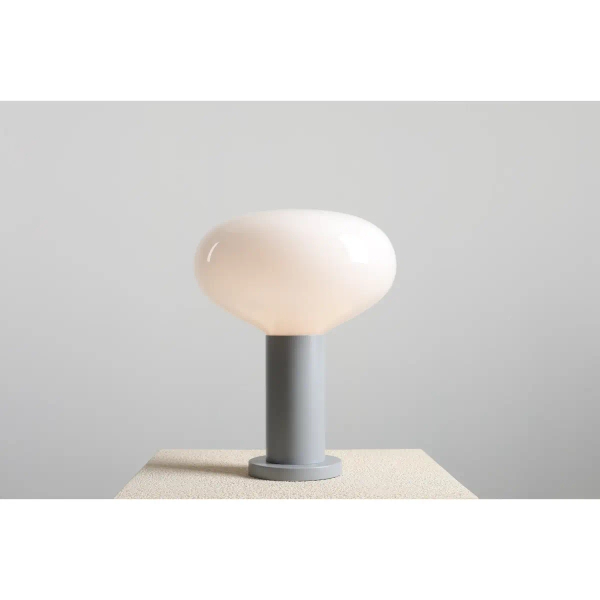 Minimalistyczna stołowa lampa Flo Table Grey M 7000B22_M szara