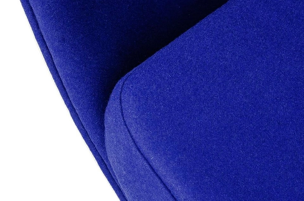 Salonowy fotel stojący Ball z niebieską poduszką biały