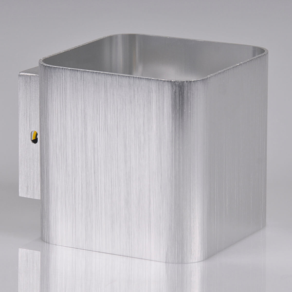 Srebrny kinkiet do sypialni Izar metalowa lampa cube