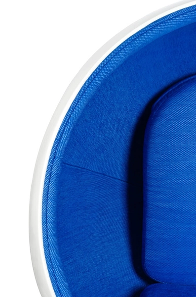 Salonowy fotel stojący Ball z niebieską poduszką biały